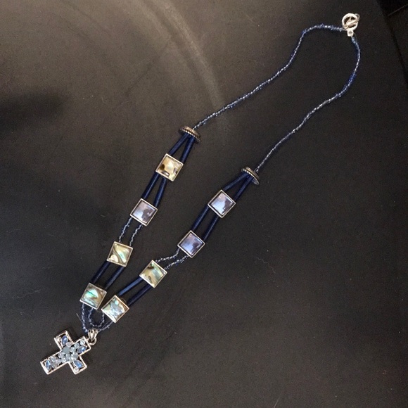 Handcrafted necklace with cross medallion - Picture 2 of 3